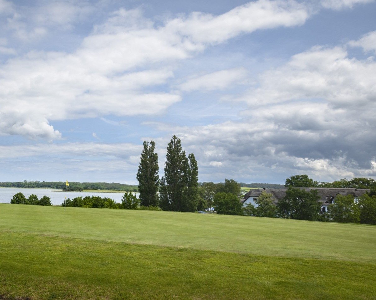 Loch 18 des Gelben Kurses mit beeindruckenden Blick auf das Achterwasser auf Usedom