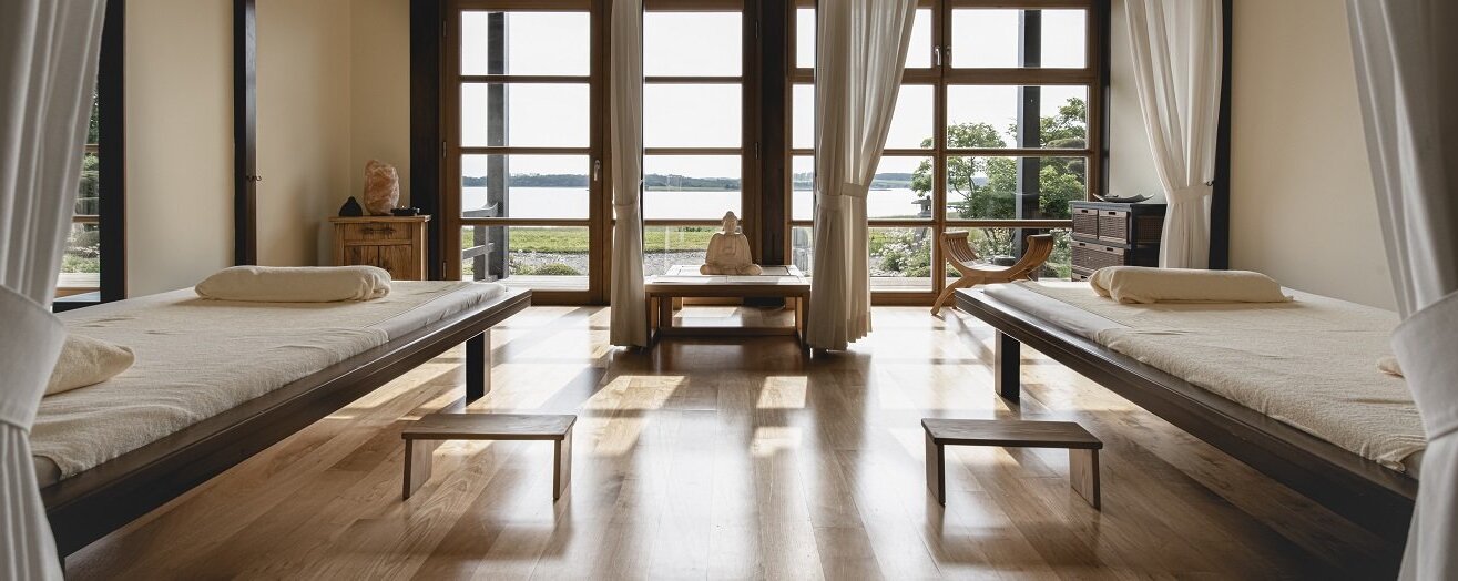 Anwendungsraum im Asia Pavillon des Resort Balmer See mit Blick auf das Achterwasser