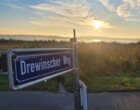Unser Straßenschild mit Blick auf den Balmer See Usedom bei einem großartigen Sonnenaufgang