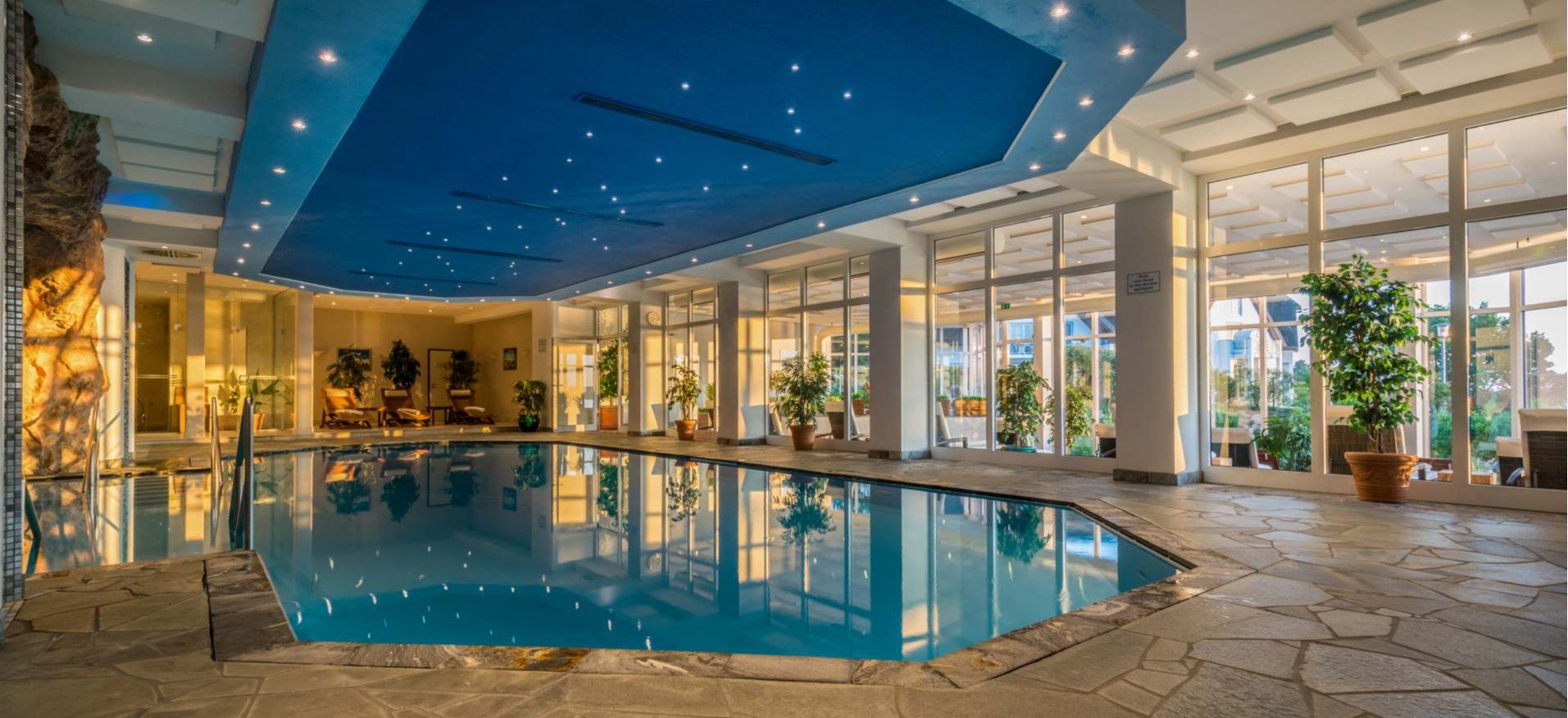 Der Innenpool des Spa Balmer Seele im Haupthaus Balmer See mit dem anschließenden Ruheraum