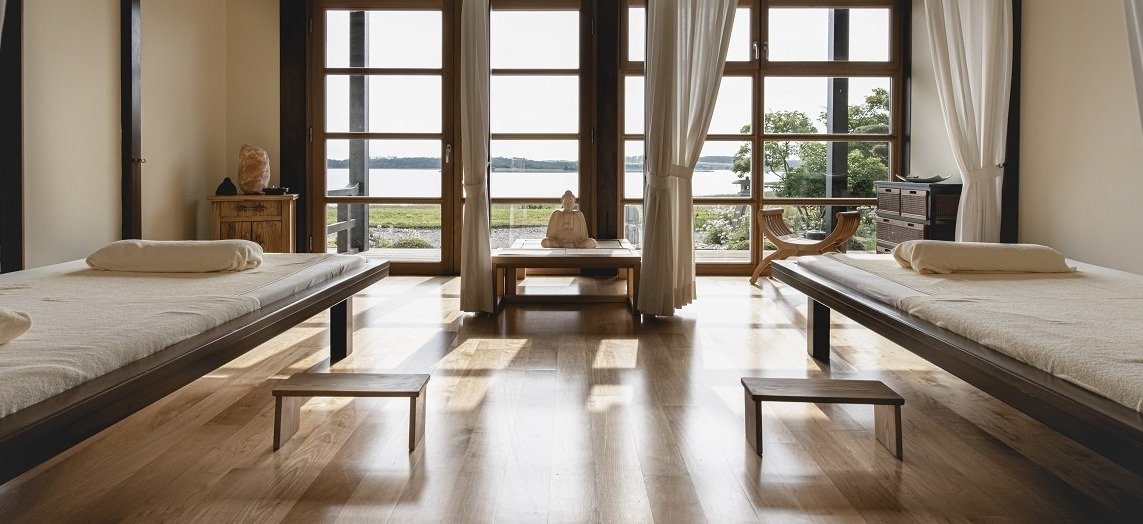 Anwendungsraum im Asia Pavillon des Resort Balmer See mit Blick auf das Achterwasser