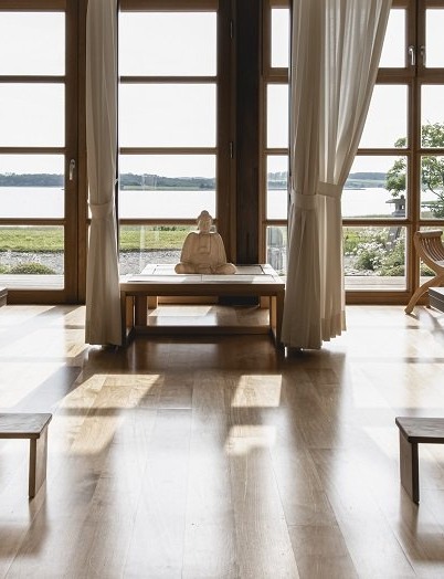 Anwendungsraum im Asia Pavillon des Resort Balmer See mit Blick auf das Achterwasser