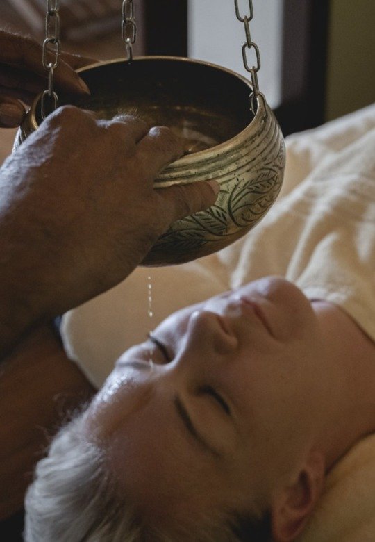 Shirodhara, ayurvedischer Stirnguss auf Usedom im Asia Pavillon des Hotels Balmer See