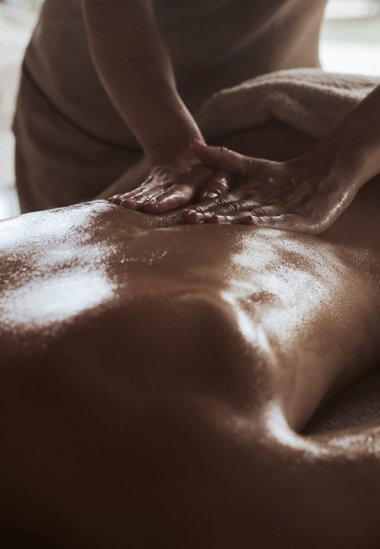 Abhyanga, eine ayurvedische Ganzkörpermassage im Asia Pavillon am Balmer See