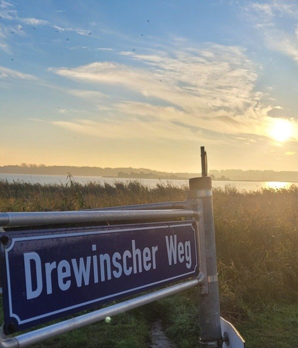 Unser Straßenschild mit Blick auf den Balmer See Usedom bei einem großartigen Sonnenaufgang