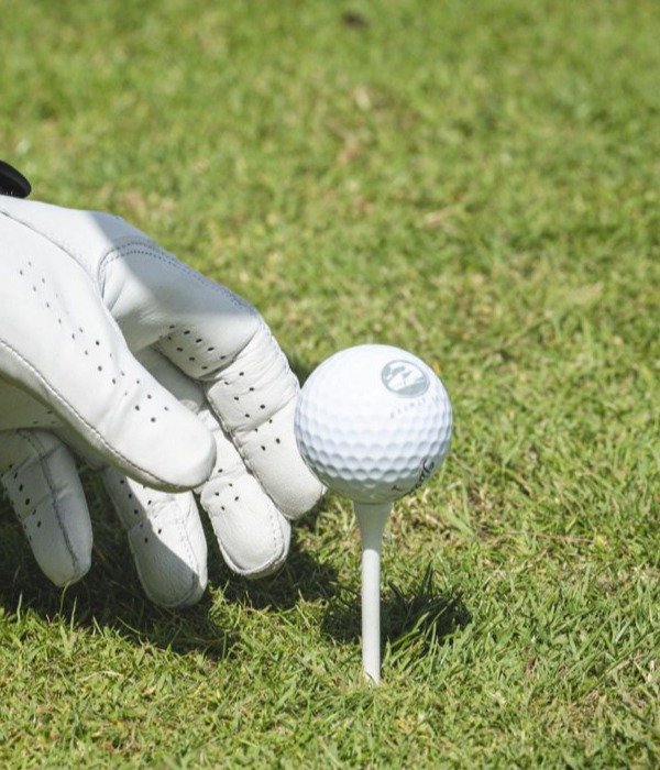 Abschlag mit dem Balmer See Golfball Golfplatz Balmer See