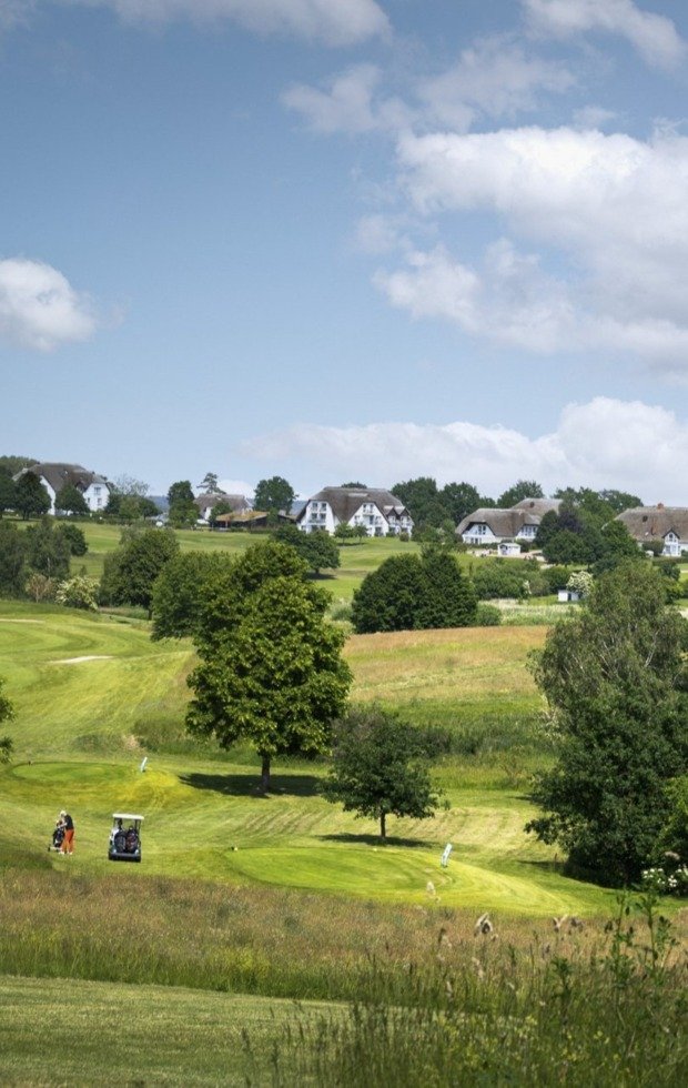 Golfplatz mit Blick auf das Golfhotel Resort Balmer See auf Usedom