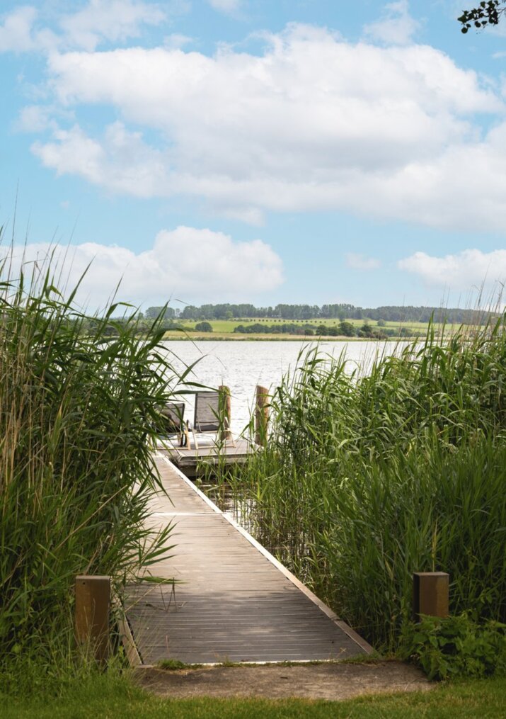 Badesteg der hoteleigenen Badewiese des Balmer See Resorts, mit der Erfrischung im Achterwasser