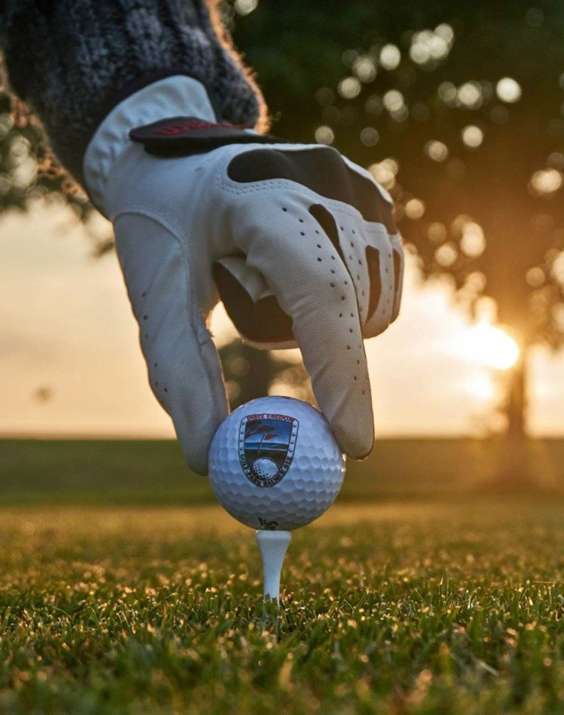 Ihr Balmer See Golfball für ein schönes Spiel, Platzierung eines Golfballs bei Sonnenaufgang