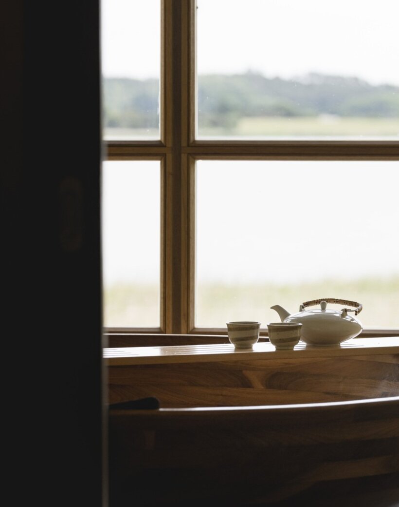 Badeanwendung in einer Nussholzwanne mit Blick auf das Achterwasser im Asia Pavillon