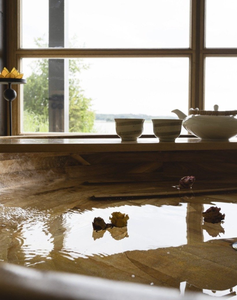Holznussbadewanne des Resort Balmer See im Asia Pavillon mit Blick auf das Achterwasser