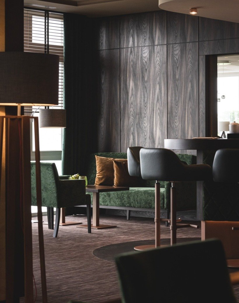 Die Bar Gin&Tonic im Hotel Balmer See empfängt Sie in der ersten Etage des Resort