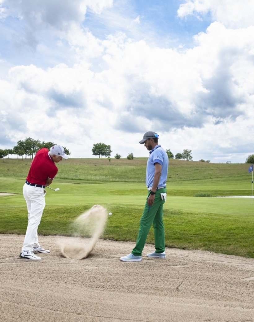 Abschlag auf dem Bunker auf dem Golfplatz Balmer See