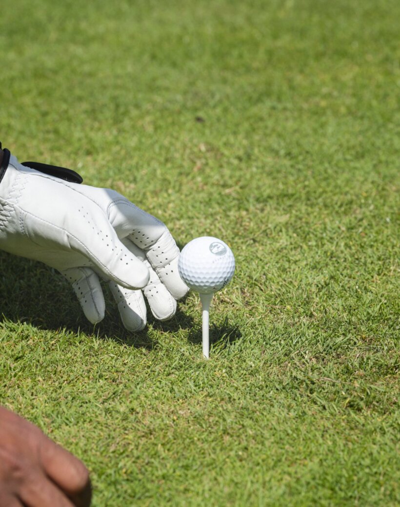 Abschlag mit dem Balmer See Golfball Golfplatz Balmer See