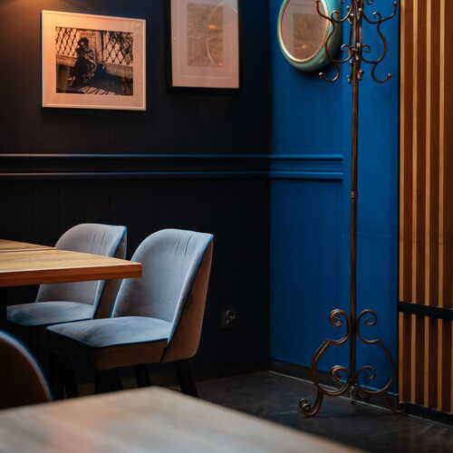 Starodworcowa restaurant Gdynia interior with green wall city center