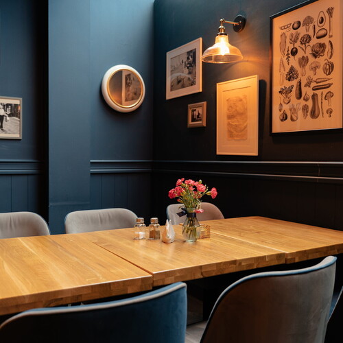 Starodworcowa restaurant Gdynia table with flowers and chairs
