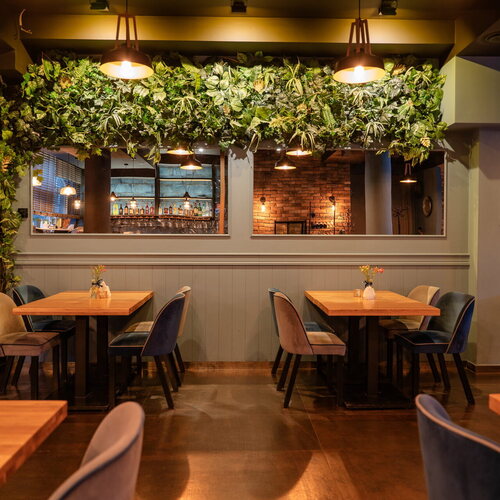 Starodworcowa restaurant Gdynia big mirrors and modern interior