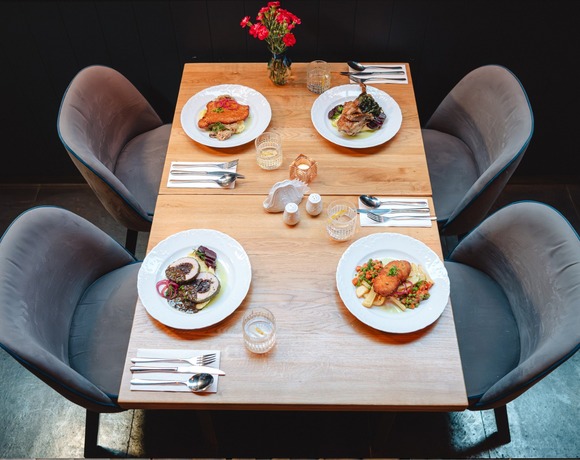 Restauracja Starodworcowa w centrum Gdyni elegancki stół z daniami kuchni polskiej