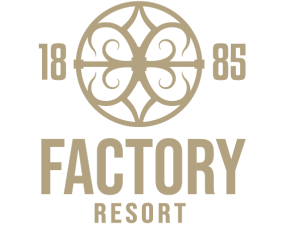 Logo Factory Resort s elegantním historickým znakem a rokem 1885, symbolizující sofistikované rekreační zařízení