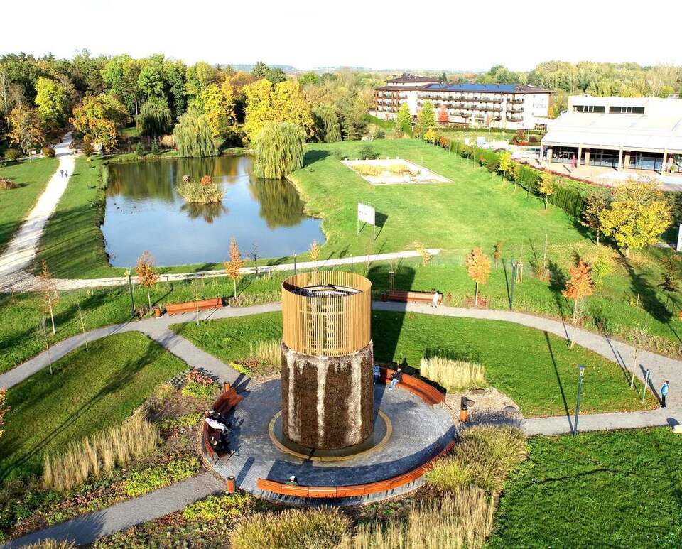 Park zdrojowy w Solcu-Zdroju ze stawem