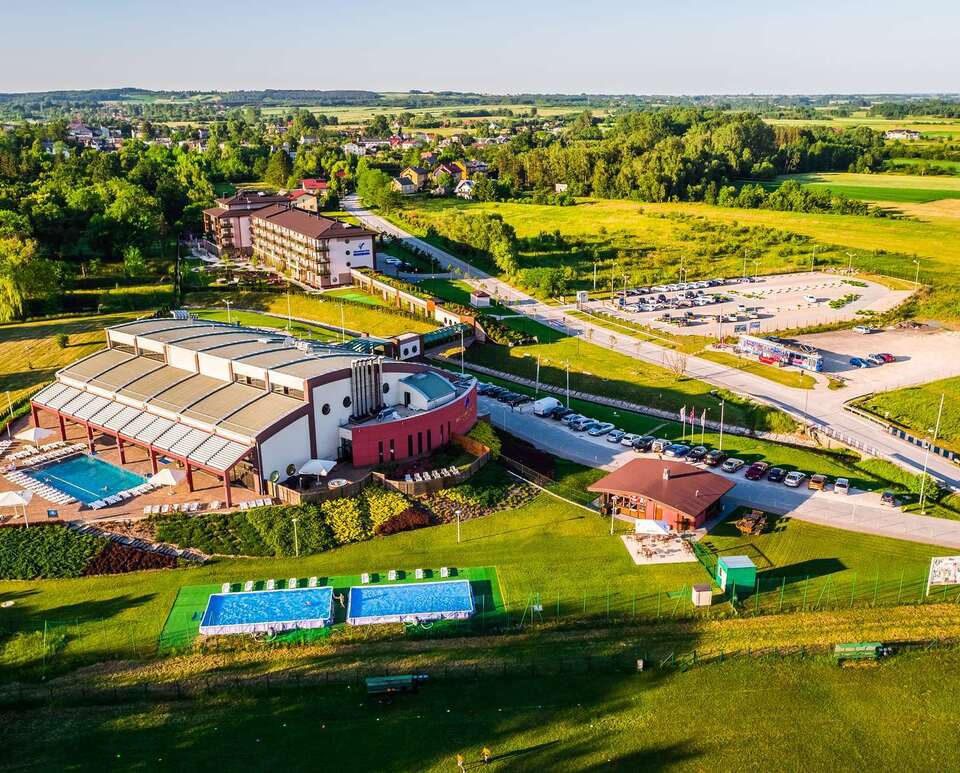 Baseny Mineralne i baseny zewnętrzne latem w Solcu-Zdroju