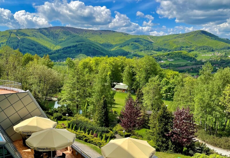 widoki z pokoju w Hotelu Belweder w Ustroniu latem, widok na czantorię