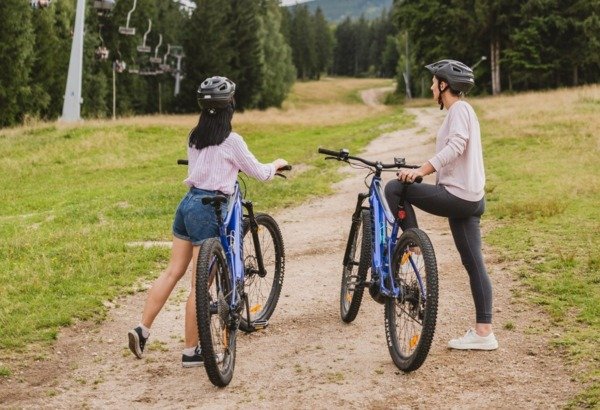 para na rowerach przy wyciągu narciarskim w Szklarskiej Porębie