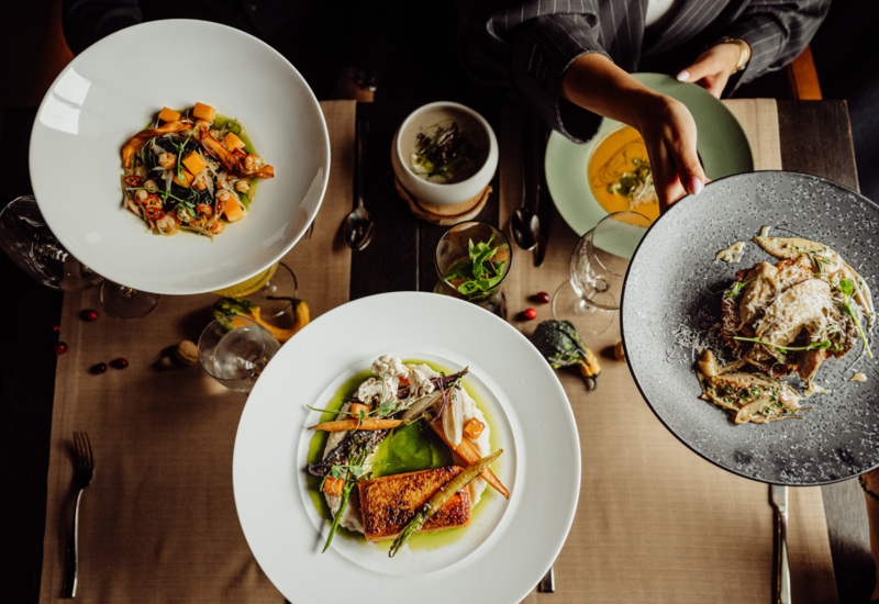 elegantní jídlo na talířích