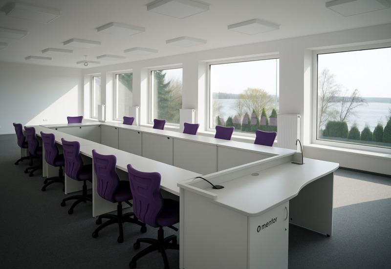 Nowoczesna sala konferencyjna z szarymi stolikami i fioletowymi krzesłami z widokiem na jezioro przez duże okna
