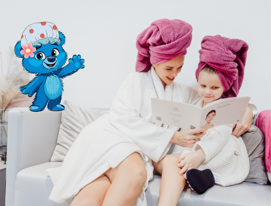 Matka i dziecko w białych szlafrokach i różowych turbanach z ręczników czytają menu zabiegów na kanapie spa; strefa przyjazna rodzinom z maskotką.