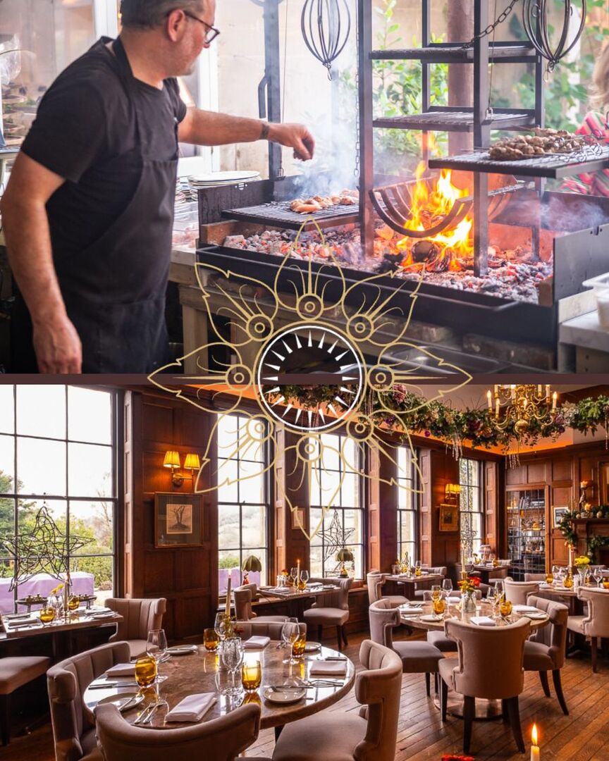 Chef grille des brochettes sur feu ouvert à côté d'une salle à manger en boiserie, tables dressées pour un dîner aux chandelles.