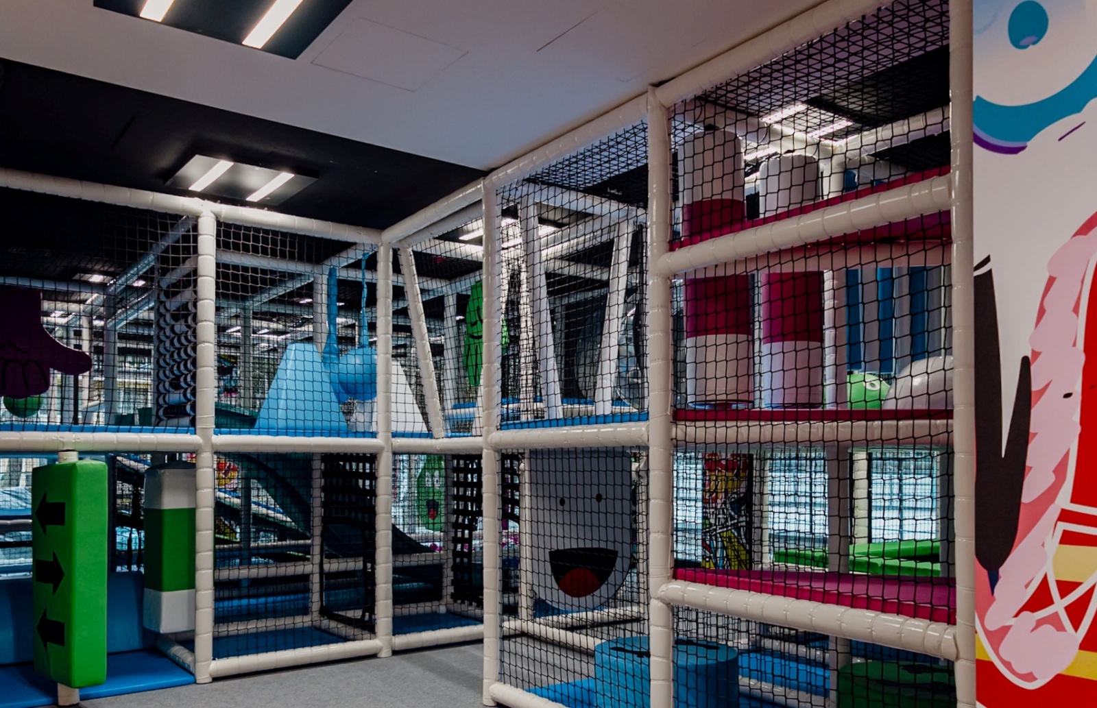 Kolorowy kryty plac zabaw dla dzieci z bezpiecznymi przeszkodami, zjeżdżalniami i miękkimi elementami do zabawy