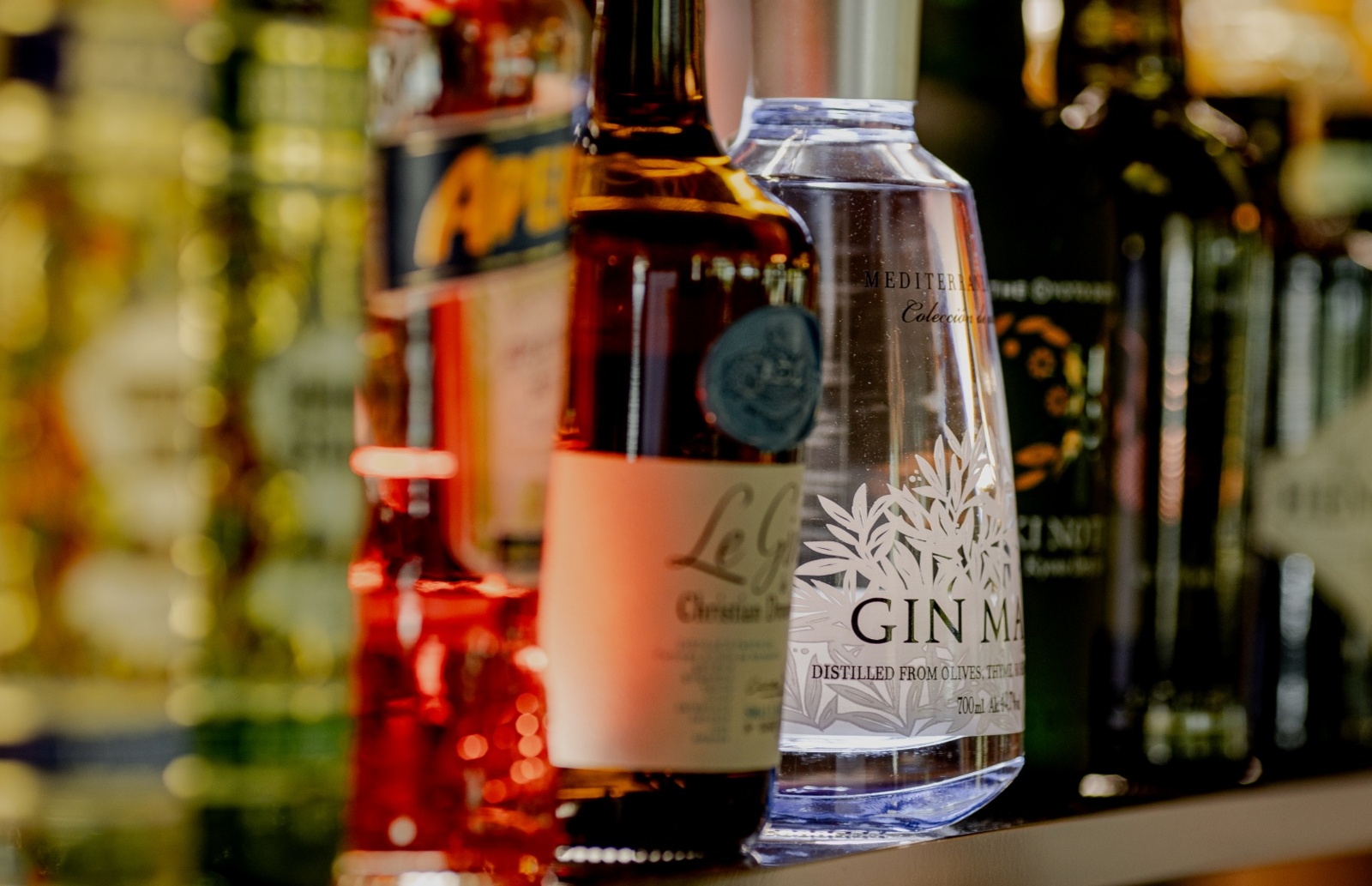 Butelki różnorodnych alkoholi na barze, idealne do serwowania koktajli i drinków w hotelowym barze