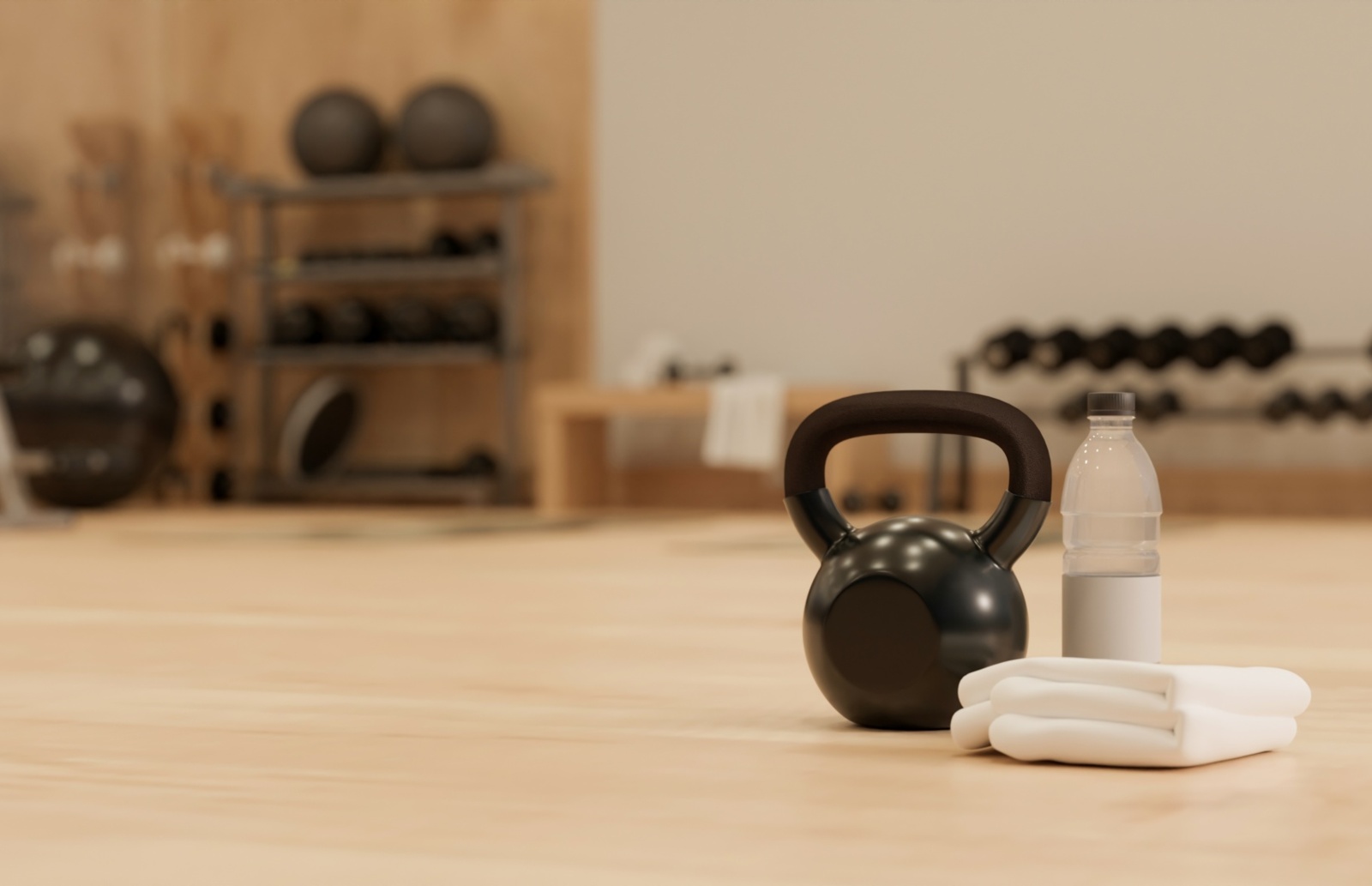 Wyposażenie siłowni hotelowej z czarnym kettlebellem, butelką wody i złożonym ręcznikiem na drewnianej podłodze