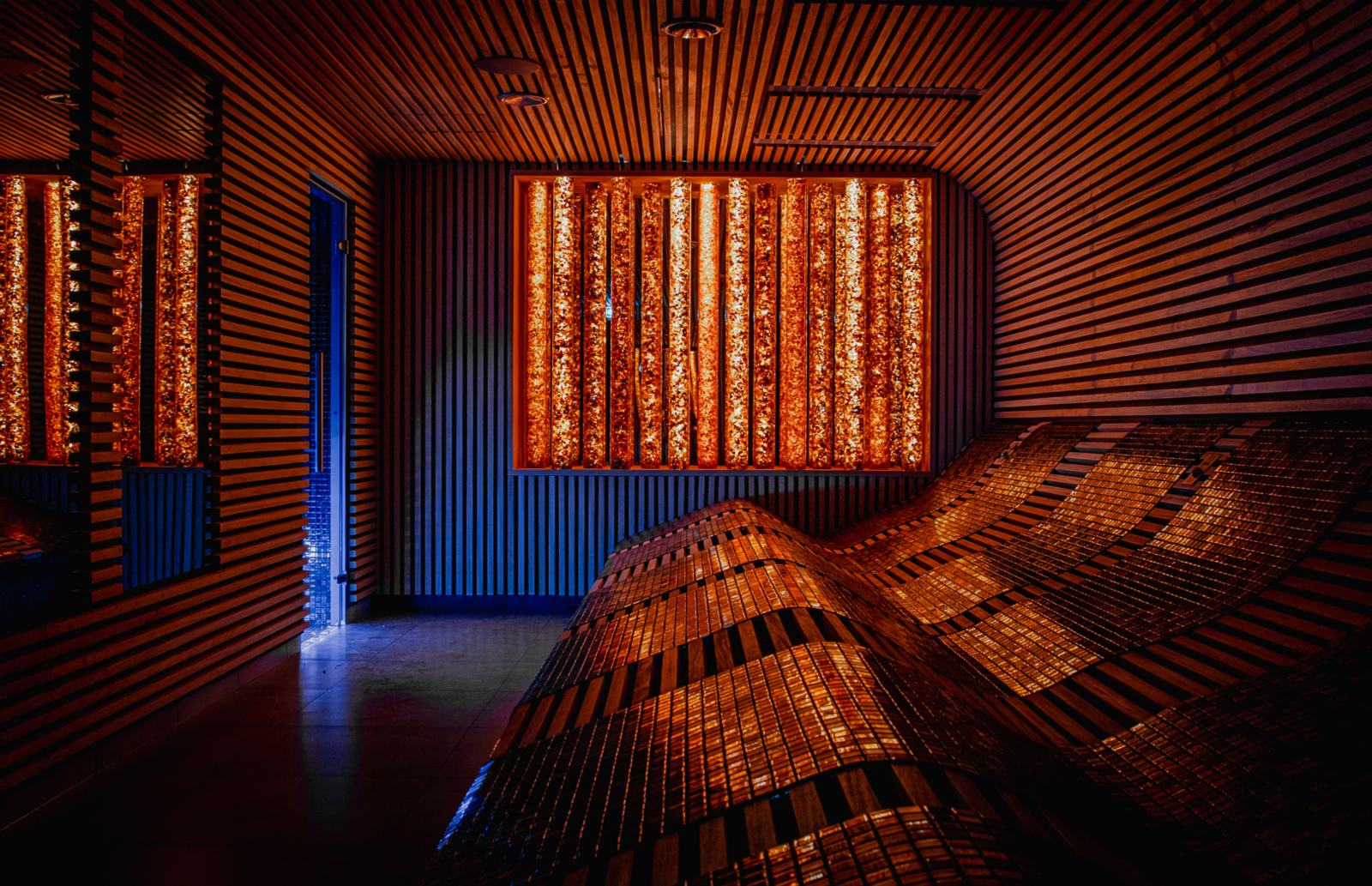 Nowoczesne spa z drewnianymi ścianami, podświetlane panele i ergonomiczne podgrzewane leżanki do relaksu