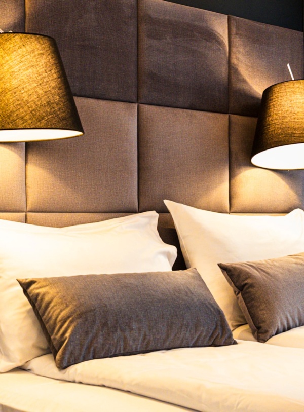 Nowoczesny pokój hotelowy z dwiema pojedynczymi łóżkami, miękkim pikowanym zagłówkiem i przytulnym oświetleniem nocnym