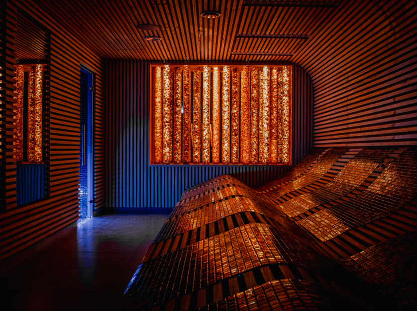 Nowoczesne spa z drewnianymi ścianami, podświetlane panele i ergonomiczne podgrzewane leżanki do relaksu