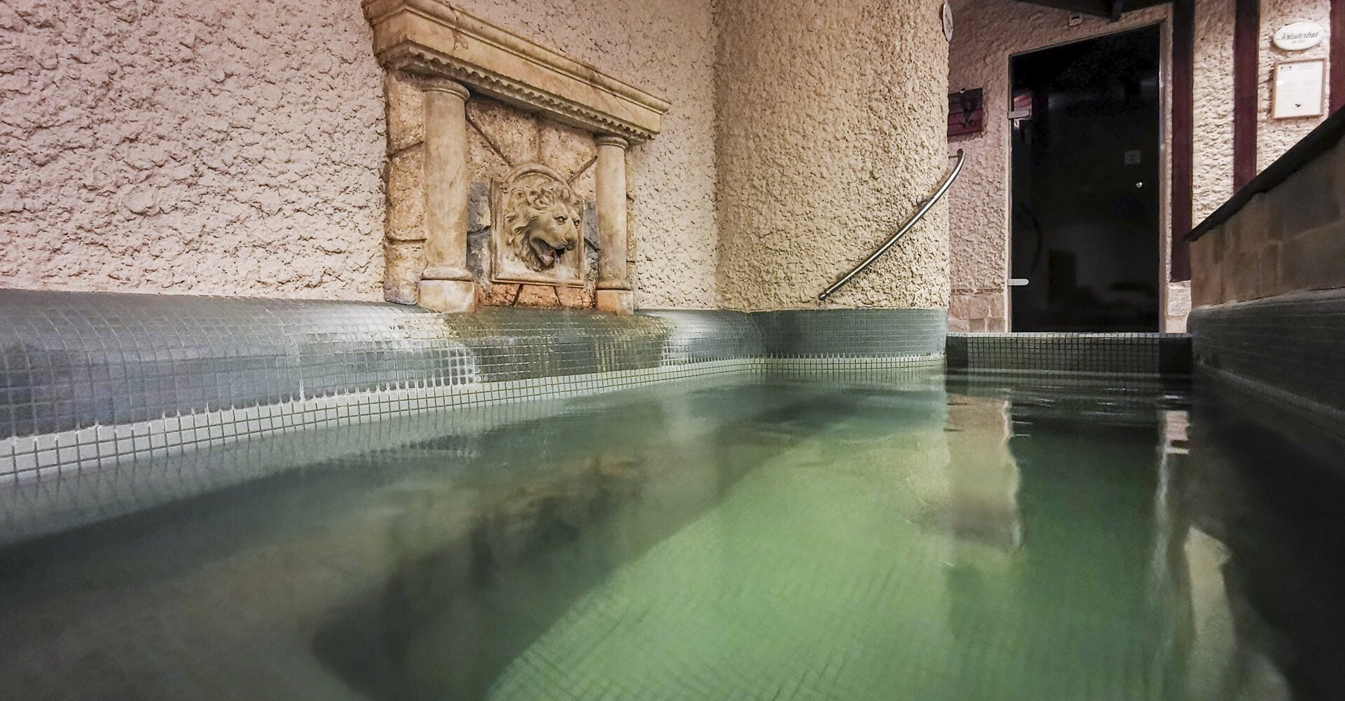 acupressure pool Carlsbad Plaza