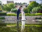 Un matrimonio se besa en una boda en Mallorca con un enorme jardín y un estanque