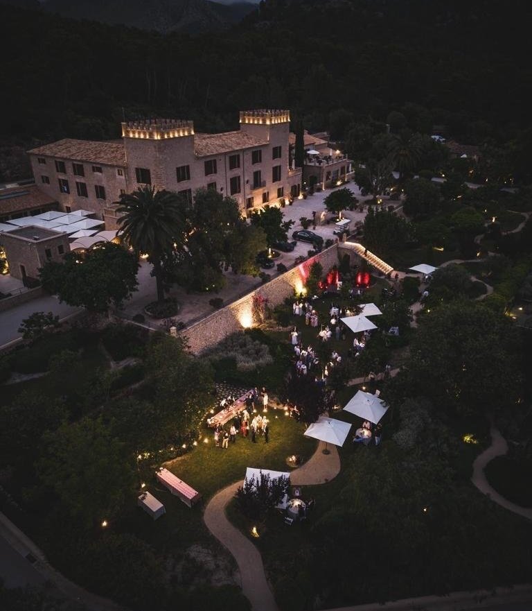 Beleuchtetes Hotelgrundstück mit großem Garten mit Platz für große Feste auf Mallorca