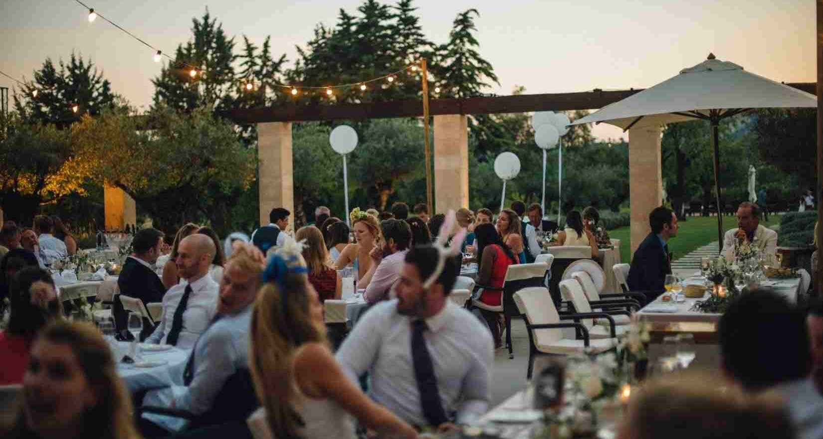 Los invitados a la boda se divierten en las mesas de un local de bodas de Mallorca