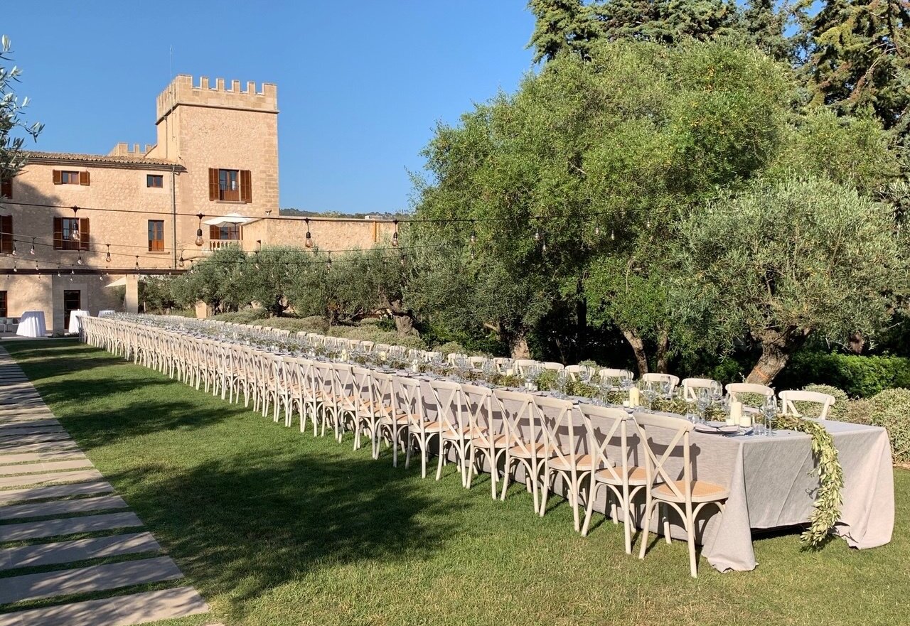 Una larga mesa con plantas verdes en una preciosa boda en Mallorca