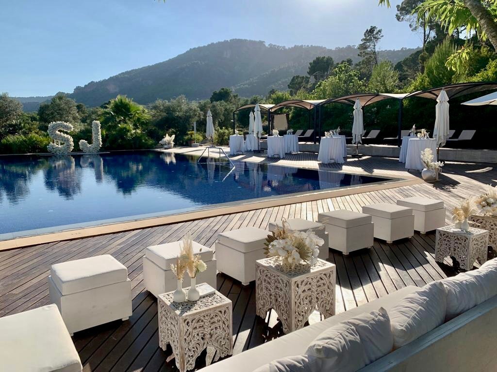 Terraza soleada con piscina y sillas para sentarse como hermosos lugares de boda en Mallorca