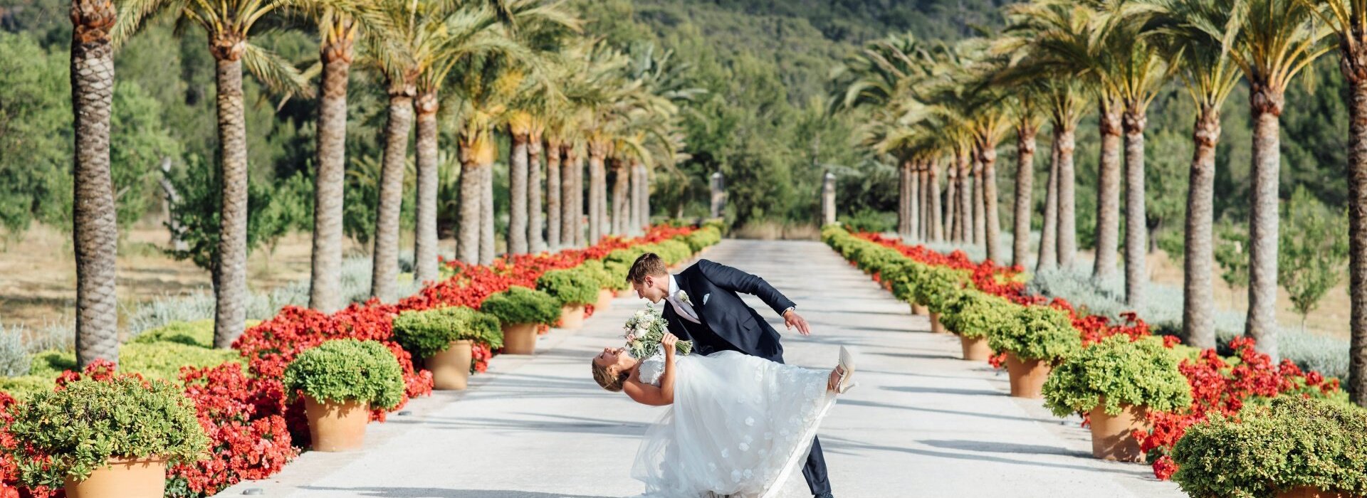 El novio recibe encantado un ramo de flores en el hotel de la boda en Mallorca