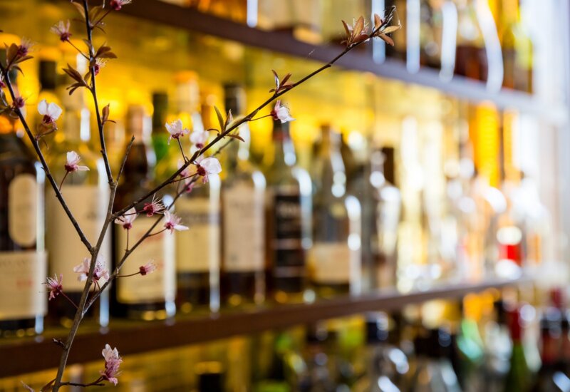 Details einer Hotelbar in einem Luxushotel mit Getränken in einem Regal