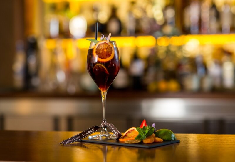 Ein dunkelroter Cocktail in einer gemütlichen Hotelbar in einem Luxushotel auf Mallorca