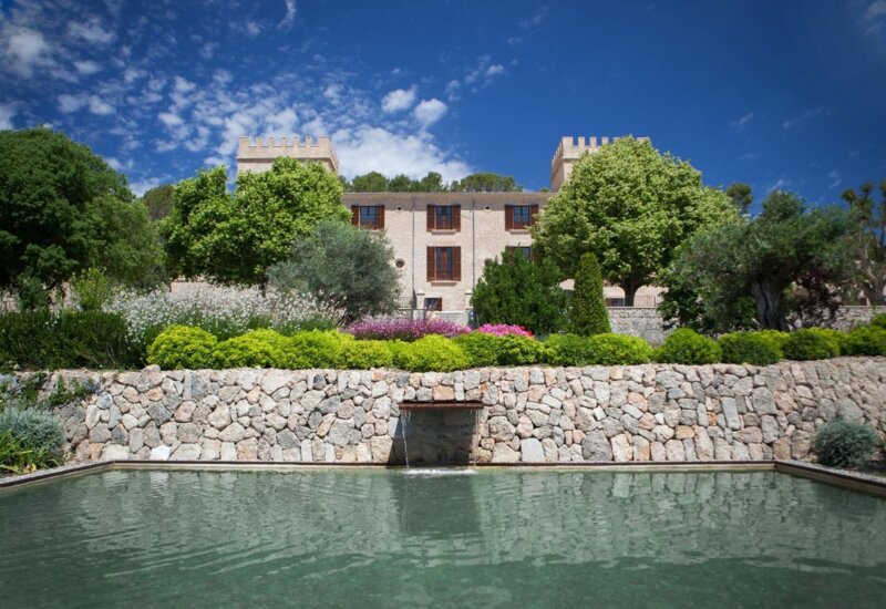 Lugar de boda en Mallorca con un castillo y muchos árboles frente a un paraje natural