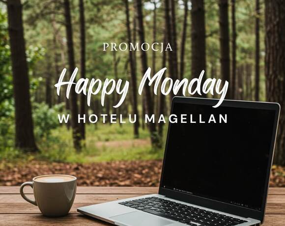 Napis 'Promocja Happy Monday' i laptop z kawą na drewnianym tarasie przed sosnowym lasem — praca i relaks w Hotelu Magellan.
