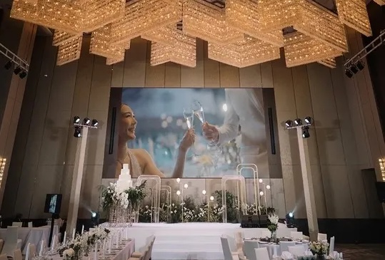 Elegant indoor wedding reception at Chatrium Grand Bangkok