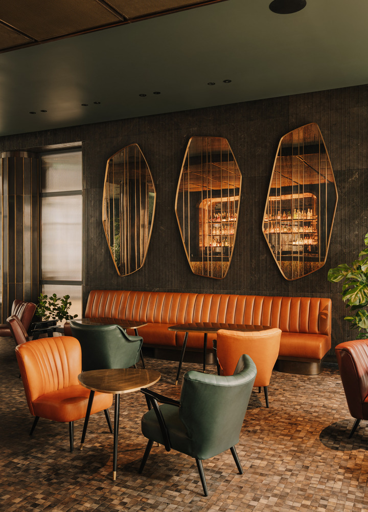 Wnętrze hotelu Cyrus Wrocław w centrum Wrocławia z trzema lustrami oraz butikowym wnętrzem